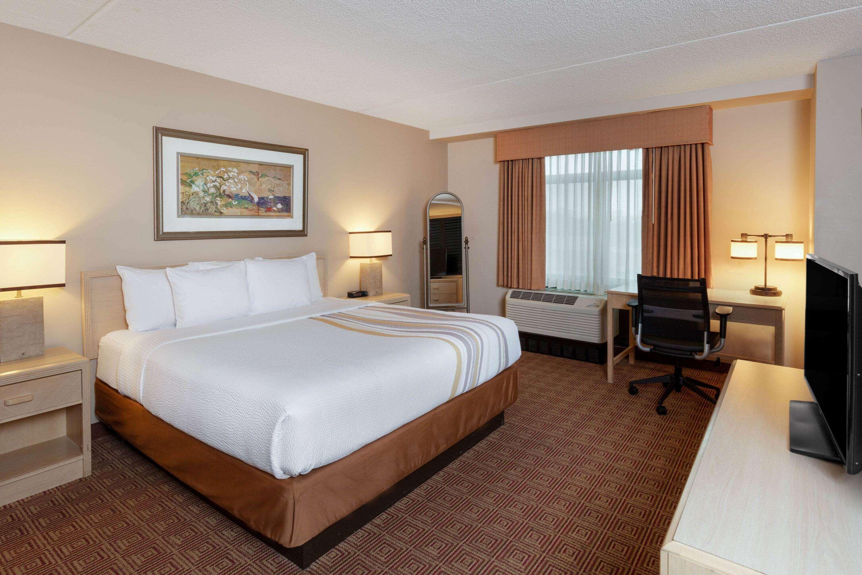 La Quinta By Wyndham Garden City Exterior photo